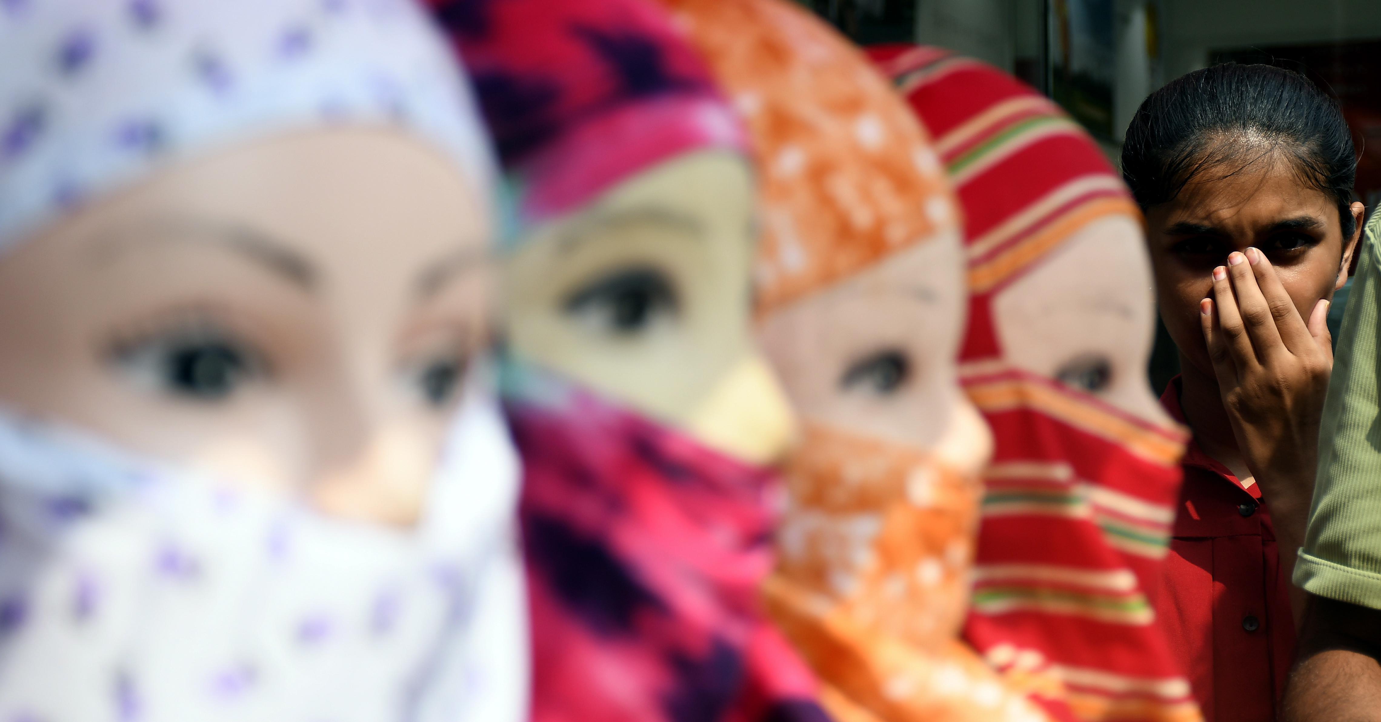 PROTECT THE HEAT: A girl buys scarf from stalls at the Dadar market to protect herself from the Mumbai heat.
Pic/ Kirti Surve Parade